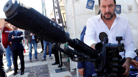 El viceprimer ministro italiano, titular de Interior, y líder del Movimiento 5 Estrellas, Matteo Salvini, con un arma automática en una muestra de material policial, en Roma. REUTERS/Remo Casilli El viceprimer ministro italiano, titular de Interior, y líder del Movimiento 5 Estrellas, Matteo Salvini, con un arma automática en una muestra de material policial, en Roma. REUTERS/Remo Casilli