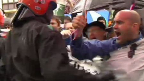 Empujones, gritos y patadas en una manifestación en Bilbao Empujones, gritos y patadas en una manifestación en Bilbao