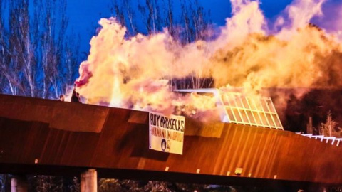 El cartel y las bengalas lanzadas por los neonazis de Hogar Social Madrid contra la mezquita de la M30 El cartel y las bengalas lanzadas por los neonazis de Hogar Social Madrid contra la mezquita de la M30