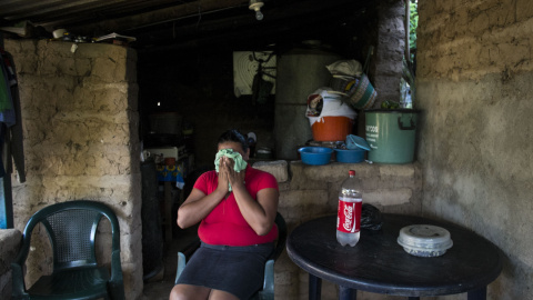 La sobreexplotación por Coca Cola del acuífero de Nejapa (El Salvador) ha secado fuentes y pozos de superficie y ha forzado a las mujeres a caminar durante horas para obtener el agua necesaria para vivir. PEDRO ARMESTRE La sobreexplotación por Coca Cola del acuífero de Nejapa (El Salvador) ha secado fuentes y pozos de superficie y ha forzado a las mujeres a caminar durante horas para obtener el agua necesaria para vivir. PEDRO ARMESTRE