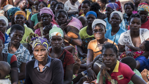 Mujeres de las poblaciones afectadas por la rehabilitación de una vía férrea, realizada por la compañía española SACYR. PEDRO ARMESTRE Mujeres de las poblaciones afectadas por la rehabilitación de una vía férrea, realizada por la compañía española SACYR. PEDRO ARMESTRE