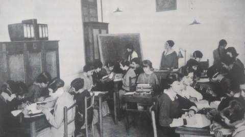 Clara Campoamor da clases de mecanografía y taquigrafía en el Grupo Escolar Bailén. Clara Campoamor da clases de mecanografía y taquigrafía en el Grupo Escolar Bailén.