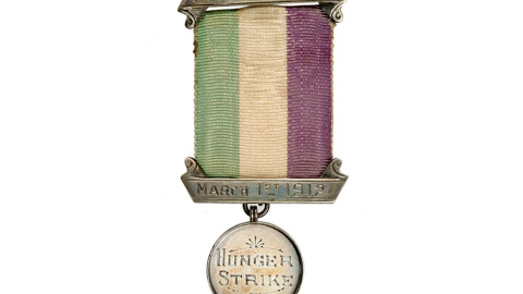 Réplica de una medalla que se entregaba a las sufragistas que habían hecho huelga de hambre estando en la cárcel. Réplica de una medalla que se entregaba a las sufragistas que habían hecho huelga de hambre estando en la cárcel.