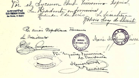 Clara Campoamor firma, en calidad de presidenta de la Unión Republicana Femenina, el proyecto de abolición de la prostitución el 25 de septiembre de 1932. Clara Campoamor firma, en calidad de presidenta de la Unión Republicana Femenina, el proyecto de abolición de la prostitución el 25 de septiembre de 1932.