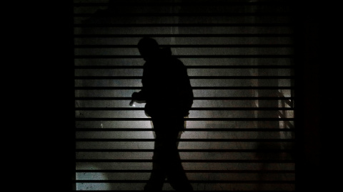 Un policía forense turco examina la residencia del Consul de Arabia Saudí | Kemal Aslan / Reuters Un policía forense turco examina la residencia del Consul de Arabia Saudí | Kemal Aslan / Reuters