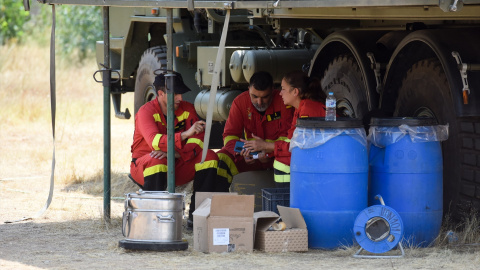 Bomberos participantes en la extinción del incendio en la comarca de Las Hurdes descansan, a 14 de julio de 2022, en Cáceres, Extremadura, (España). Bomberos participantes en la extinción del incendio en la comarca de Las Hurdes descansan, a 14 de julio de 2022, en Cáceres, Extremadura, (España).