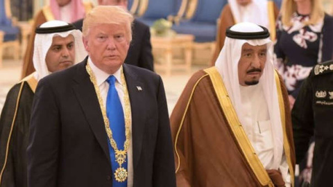 El presidente de EEUU, Donald Trump, junto al rey de Arabia Saudí, Salmán bin Abdelaziz. | EFE El presidente de EEUU, Donald Trump, junto al rey de Arabia Saudí, Salmán bin Abdelaziz. | EFE
