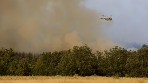 Un helicóptero trabaja en el incendio de Monsagro que los vientos cambiantes y el fuerte calor mantienen activo y dificultan su estabilización, este viernes en Salamanca. Un helicóptero trabaja en el incendio de Monsagro que los vientos cambiantes y el fuerte calor mantienen activo y dificultan su estabilización, este viernes en Salamanca.