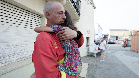 Un miembro de la Unidad Militar de Emergencias sostiene una niña en brazos este viernes en Morasverdes (Salamanca). Un miembro de la Unidad Militar de Emergencias sostiene una niña en brazos este viernes en Morasverdes (Salamanca).
