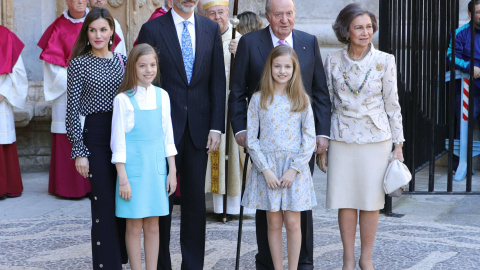El rey Felipe VI, la reina Letizia, la princesa Leonor y la infanta Sofía con los reyes eméritos Juan Carlos y Sofía, tras la misa de Resurrección en Palma. EFE El rey Felipe VI, la reina Letizia, la princesa Leonor y la infanta Sofía con los reyes eméritos Juan Carlos y Sofía, tras la misa de Resurrección en Palma. EFE