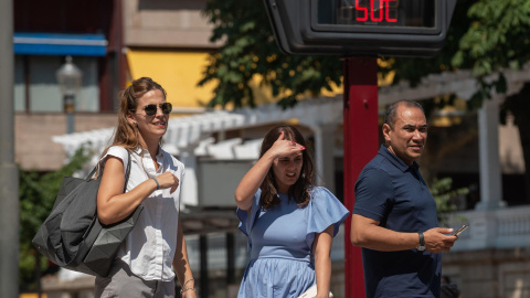 Varias personas pasan ante un termómetro al sol que marca 50 grados, hoy martes en Ourense, que supera las previsiones y llega a los 43,5 grados Varias personas pasan ante un termómetro al sol que marca 50 grados, hoy martes en Ourense, que supera las previsiones y llega a los 43,5 grados
