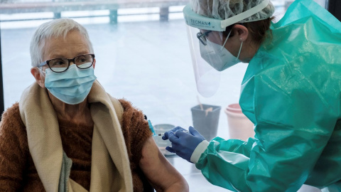 Lucita López Paz, de 85 años, recibe en la residencia Sa Serra, de Sant Antoni de Portymany (Ibiza), la segunda dosis de la vacuna contra la covid-19, este lunes. A las 15.30 horas ha comenzado la administración de la segunda dosis en las residencias i