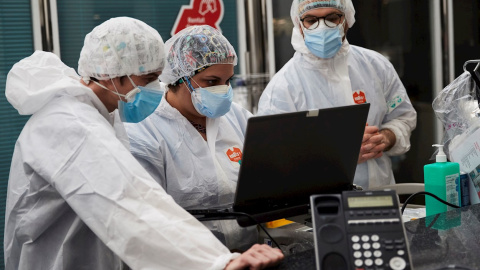 15/04/2020.-Profesionales sanitarios realizan su trabajo con enfermos de la COVID en la UCI del hospital del Mar de Barcelona. / EFE