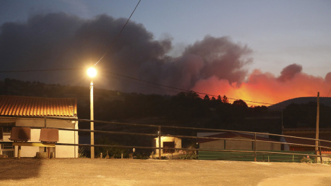 Vista de la columna de humo del incendio forestal declarado en Monsagro, tomadadesde la localidad salmantina de Serradilla del Arroyo, en la madrugada de este viernes. Vista de la columna de humo del incendio forestal declarado en Monsagro, tomadadesde la localidad salmantina de Serradilla del Arroyo, en la madrugada de este viernes.