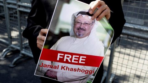 Manifestantes en las afueras del consulado a modo de protesta contra la desaparición del periodista Jamal Khashoggi.EFE Manifestantes en las afueras del consulado a modo de protesta contra la desaparición del periodista Jamal Khashoggi.EFE
