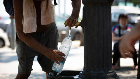 Un hombre rellena una botella de agua en una fuente en el parque de la Barceloneta, a 13 de julio de 2022, en Barcelona, Catalunya (España). Un hombre rellena una botella de agua en una fuente en el parque de la Barceloneta, a 13 de julio de 2022, en Barcelona, Catalunya (España).
