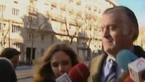 Bárcenas admitió ante el fiscal un acuerdo con Cospedal para su salida del partido Bárcenas admitió ante el fiscal un acuerdo con Cospedal para su salida del partido
