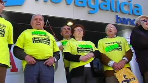 Afectados por las preferentes protestan ante NovaGalicia Banco Afectados por las preferentes protestan ante NovaGalicia Banco