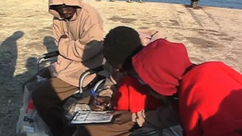 32 inmigrantes llegan a Tarifa en lanchas de juguete 32 inmigrantes llegan a Tarifa en lanchas de juguete