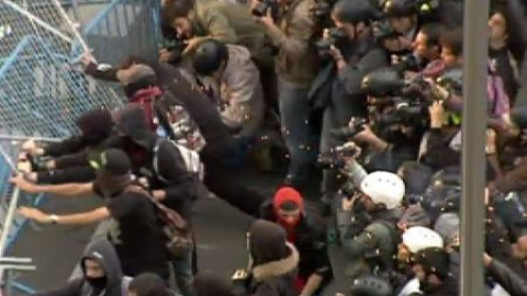Empiezan los incidentes en las inmediaciones del Congreso Empiezan los incidentes en las inmediaciones del Congreso