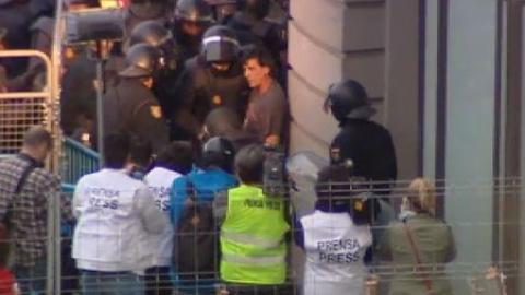 La policía detiene a un hombre por desorden público La policía detiene a un hombre por desorden público