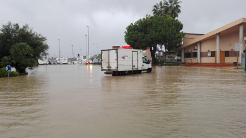 Vista de uno de los accesos a la urbanización de Mas Camarena en Valencia tras las lluvias que han afectado desde este jueves a la Comunidad Valenciana - EFE/Adolfo Ibarra