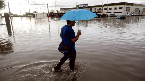 Desde las 22 horas de anoche hasta las 3.30 horas de este viernes el teléfono de emergencias 112-Generalitat ha recibido un total de 168 llamadas por las intensas precipitaciones - EFE/Kai Försterling