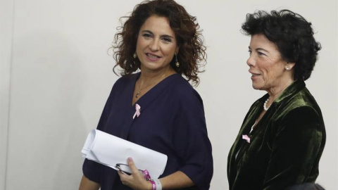 La portavoz del Gobierno, Isabel Celaá, y la ministra de Hacienda, Maria Jesús Montero en el complejo de La Moncloa. (JAVIER LIZÓN) La portavoz del Gobierno, Isabel Celaá, y la ministra de Hacienda, Maria Jesús Montero en el complejo de La Moncloa. (JAVIER LIZÓN)