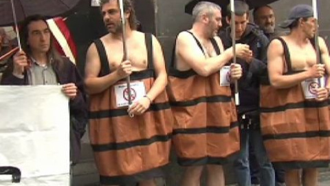 Desnudos contra los recortes sociales en Bilbao Desnudos contra los recortes sociales en Bilbao