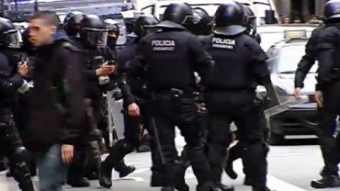 Más de un centenar de personas se manifiesta contra los recortes y con consignas antisistema en Barcelona Más de un centenar de personas se manifiesta contra los recortes y con consignas antisistema en Barcelona