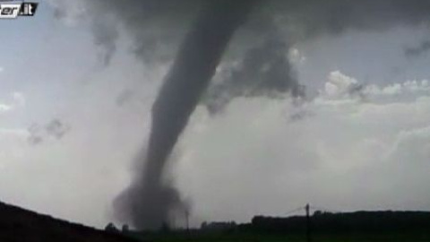 Espectacular tornado en el norte de Italia Espectacular tornado en el norte de Italia