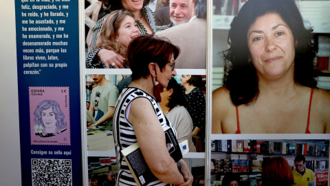 Una mujer asiste a un homenaje a la escritora Almudena Grandes, en la Caseta Madroño de la Feria del Libro, a 11 de junio de 2022, en Madrid (España). Una mujer asiste a un homenaje a la escritora Almudena Grandes, en la Caseta Madroño de la Feria del Libro, a 11 de junio de 2022, en Madrid (España).
