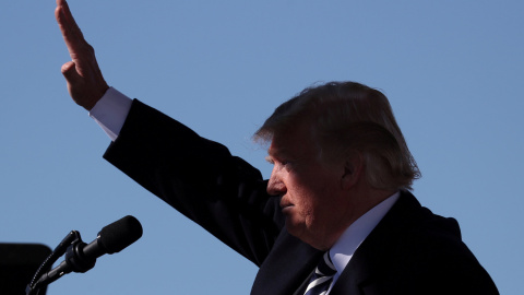 El presidente de EEUU, Donald Trump, levanta el brazo para saludar en un acto en el aeropuerto de Nevada. REUTERS/Jonathan Ernst El presidente de EEUU, Donald Trump, levanta el brazo para saludar en un acto en el aeropuerto de Nevada. REUTERS/Jonathan Ernst