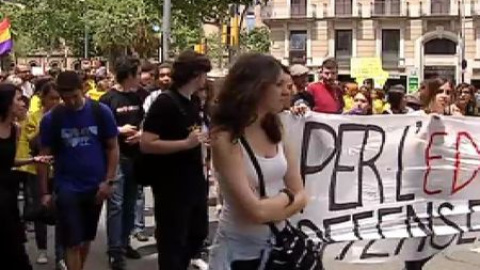 La comunidad educativa catalana se echa a la calle en Barcelona contra los planes del Gobierno La comunidad educativa catalana se echa a la calle en Barcelona contra los planes del Gobierno