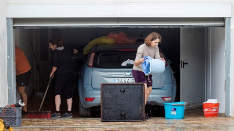 Las lluvias caídas durante el episodio de gota fría por la la provincia de Castellón se mantiene en alerta roja y han causado numerosos daños en los municipios del norte de la Comunidad Valenciana. En la foto, bomberos achican agua. EFE