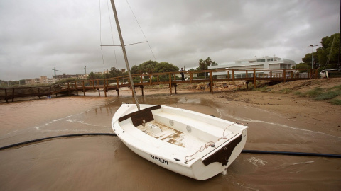 Una barcaza arrastrada por las fuertes lluvias de Catellón. EFE/ Domenech Castelló