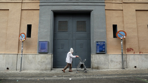 Una mujer con una bolsa de plástico en la cabeza en Madrid. REUTERS/Susana Vera