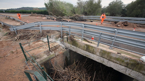 Las consecuencias del fuerte temporal en Tarragona, que llegó una carretera. EFE