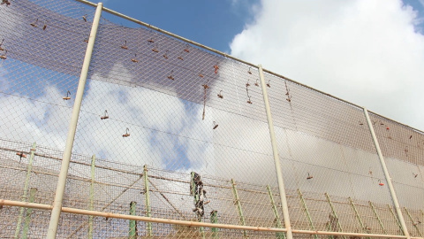 Inmigrante muere en salto masivo a la valla de Melilla Inmigrante muere en salto masivo a la valla de Melilla