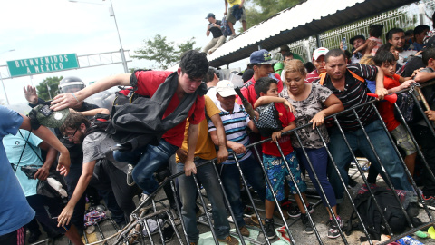 La policía de Guatemala trate de evitar el paso de migrantes hondureños a México. - REUTERS La policía de Guatemala trate de evitar el paso de migrantes hondureños a México. - REUTERS