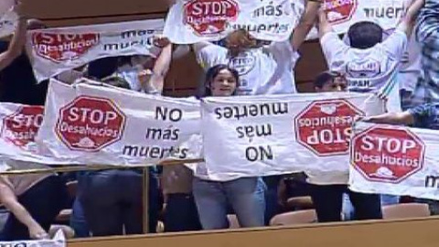 Desalojados del Senado los representantes de la PAH Desalojados del Senado los representantes de la PAH