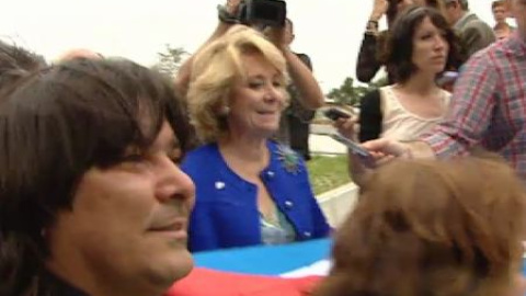 Aguirre le espeta a unos jóvenes procastristas: "Viva Cuba libre" Aguirre le espeta a unos jóvenes procastristas: "Viva Cuba libre"