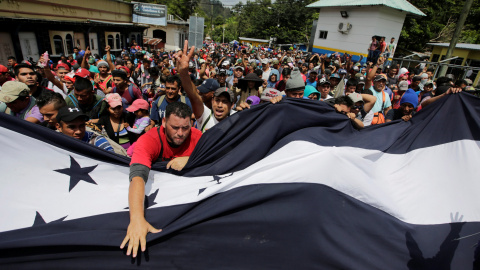 Centenares de migrantes cruzan la frontera de Guatemala en una caravana que salió desde Honduras hacia EEUU debido a la violencia y pobreza que azota el país centroamericano. REUTERS/Jorge Cabrera Centenares de migrantes cruzan la frontera de Guatemala en una caravana que salió desde Honduras hacia EEUU debido a la violencia y pobreza que azota el país centroamericano. REUTERS/Jorge Cabrera