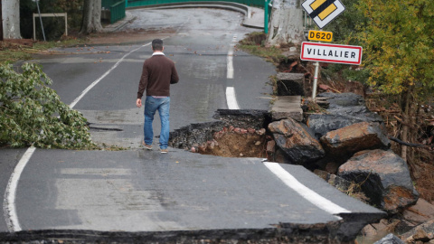 Un hombre camina por una carretera dañada tras las inundaciones provocadas por las fuertes lluvias en el departamento de Aude, en Conques (Francia). EFE Un hombre camina por una carretera dañada tras las inundaciones provocadas por las fuertes lluvias en el departamento de Aude, en Conques (Francia). EFE