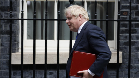 06/07/22. Boris Johnson abandona su residencia en Downing Street en su camino al Parlamento británico, en Londres, a 6 de julio de 2022. 06/07/22. Boris Johnson abandona su residencia en Downing Street en su camino al Parlamento británico, en Londres, a 6 de julio de 2022.