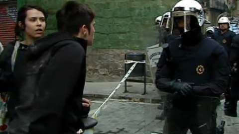 La Guardia Urbana de Barcelona desaloja un edificio ocupado por miembros del 15M La Guardia Urbana de Barcelona desaloja un edificio ocupado por miembros del 15M