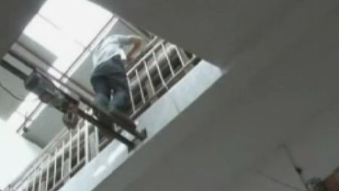 Bomberos chinos evitan in extremis el suicidio de un joven drogadicto Bomberos chinos evitan in extremis el suicidio de un joven drogadicto