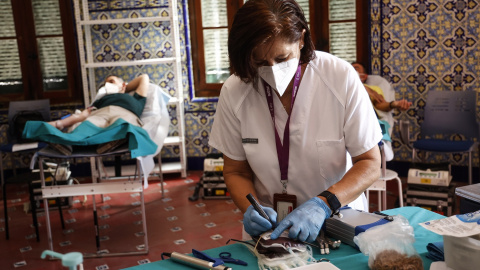 29/06/2022-Una enfermera tras realizar una extracción de sangre durante la presentación de la campaña de verano de donación de sangre, en el Hospital Malvarrosa, a 29 de junio, en València, País Valencià 29/06/2022-Una enfermera tras realizar una extracción de sangre durante la presentación de la campaña de verano de donación de sangre, en el Hospital Malvarrosa, a 29 de junio, en València, País Valencià