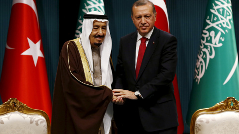 El rey de Arabia Saudí, Salman bin Abdelaziz, y el presidente turco, Tayyip Erdogan, el 12 de abril de 2016 en Ankara. REUTERS El rey de Arabia Saudí, Salman bin Abdelaziz, y el presidente turco, Tayyip Erdogan, el 12 de abril de 2016 en Ankara. REUTERS