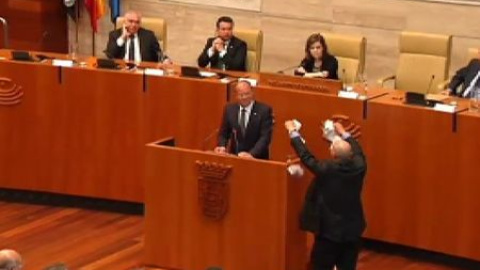 Un exdiputado de IU arroja billetes a Monago Un exdiputado de IU arroja billetes a Monago